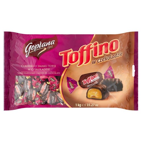 Fioletowa torebka cukierków Goplana Toffino w czekoladzie, 1 kg. Widoczne cukierki w opakowaniach i jeden z nadzieniem toffi.