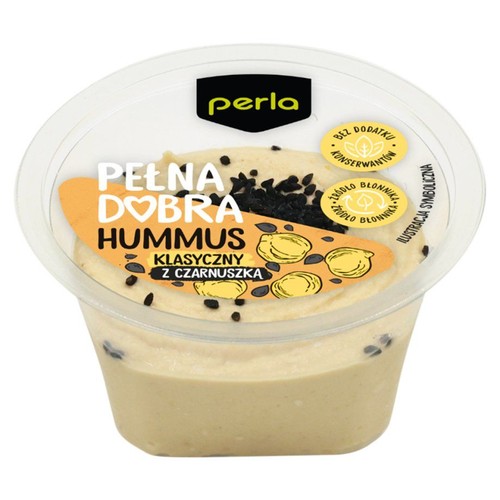 Opakowanie hummusu Perla Pełna Dobra Klasyczny z Czarnuszką. Produkt w przezroczystym kubku, z widoczną warstwą hummusu i czarnymi nasionami czarnuszki na wierzchu. Etykieta podkreśla brak konserwantów i zawartość błonnika.