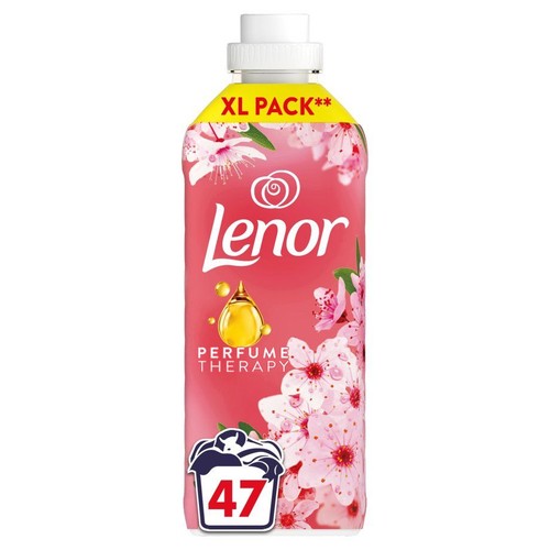 Płyn do płukania Lenor w różowej butelce z białym korkiem. Na etykiecie kwiaty wiśni, napis "Terapia Perfumami" i "47".