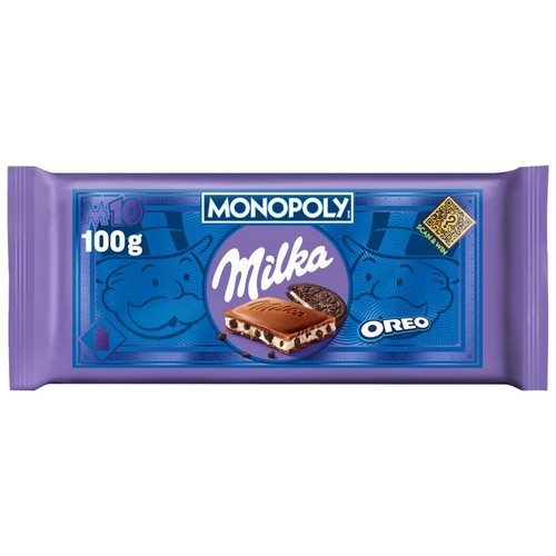 Opakowanie czekolady Milka Oreo 100g w kolorze fioletowym. Na froncie grafika przedstawiająca czekoladę z kremowym wnętrzem i kawałkami ciastek Oreo, obok całe ciastko. W tle subtelne wizerunki postaci z gry Monopoly. Promocja "Skanuj i wygraj".