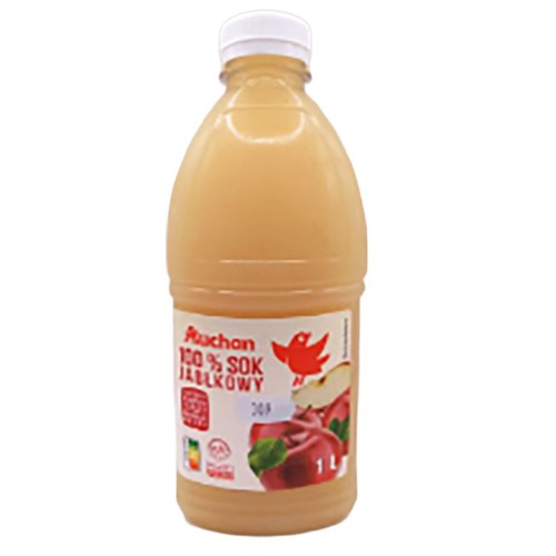 Butelka soku jabłkowego Auchan 100%, 1 L. Wykonana z przezroczystego plastiku, z białą nakrętką. Etykieta zawiera logo Auchan (czerwony ptak), napis "100% SOK JABŁKOWY" i ilustrację świeżych, czerwonych jabłek.