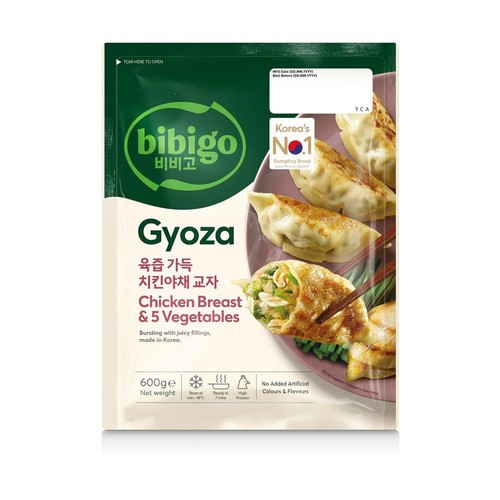 Opakowanie Bibigo Gyoza z kurczakiem i 5 warzywami, 600g. Na opakowaniu grafika smażonych pierożków.