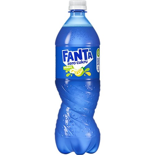 Niebieska, plastikowa butelka napoju Fanta zero cukru o smaku shokata. Ma charakterystyczny, skręcony kształt w środkowej części i białą zakrętkę. Etykieta zawiera nazwę Fanta, informację 'zero cukru' oraz grafikę plasterka cytryny.