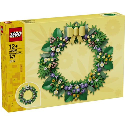 Zestaw LEGO 40957 Wieniec wiosenny, 747 elementów, dla wieku 12+. Na żółtym pudełku widoczny złożony wieniec z klocków, ozdobiony zielonymi liśćmi, żółtymi, fioletowymi, różowymi i białymi kwiatami oraz żółtą kokardą.
