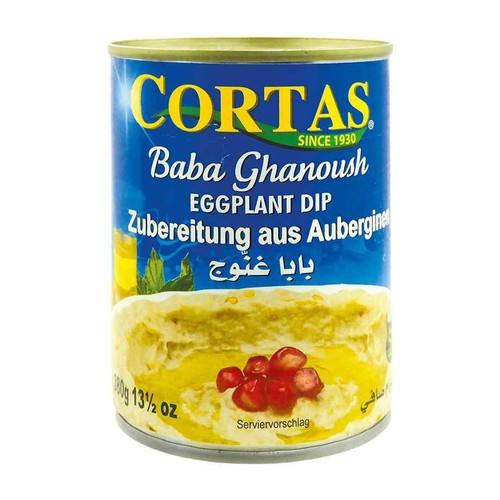 Produkt Cortas Baba Ghanoush, dip z bakłażana, w puszce o wadze 380g. Etykieta w kolorze niebieskim z nazwą produktu i informacją "Eggplant Dip". Na etykiecie znajduje się grafika sugerująca podanie z pestkami granatu.