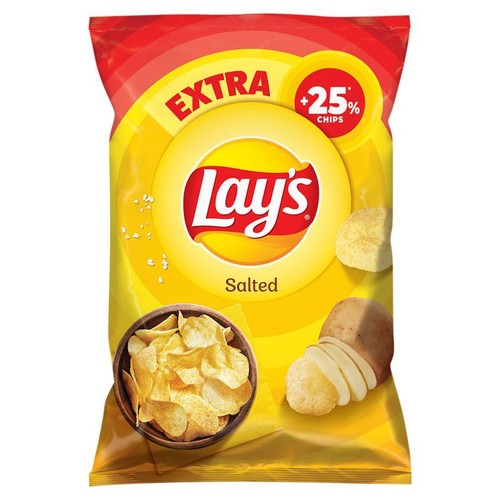 Opakowanie chipsów ziemniaczanych Lay's o smaku solonym. Widoczne logo, miska chipsów i świeży ziemniak.