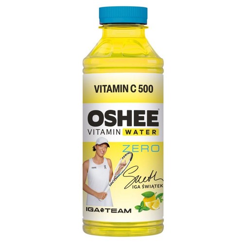 Napój OSHEE Vitamin Water Zero, witamina C 500. Etykieta z Igą Świątek, jej podpisem i grafiką cytryn.