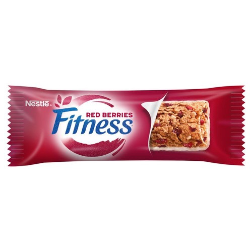 Baton zbożowy Nestle Fitness Czerwone Owoce w błyszczącym, czerwonym opakowaniu. Na opakowaniu logo Nestle i napis "Fitness Red Berries". Część opakowania jest odchylona, ukazując baton z płatkami zbożowymi i kawałkami czerwonych owoców.