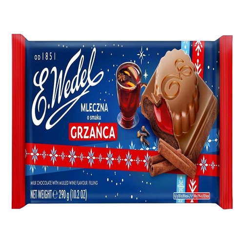 Opakowanie czekolady mlecznej E. Wedel Grzaniec, 290g. Granatowe tło ze śnieżynkami i czerwonymi akcentami. Grafika przedstawia kawałek czekolady z czerwonym nadzieniem, kubek grzanego wina, cynamon i goździki.