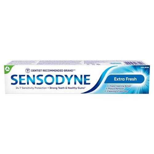 Białe opakowanie pasty Sensodyne Extra Fresh. Oferuje potrójne działanie czyszczące, usuwanie płytki nazębnej oraz czyszczenie i świeżość.