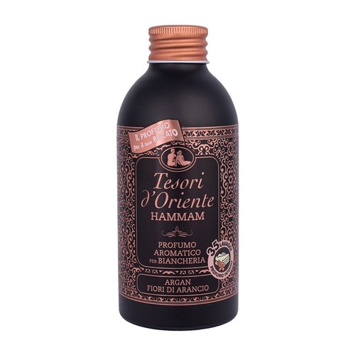 Czarna butelka Tesori d'Oriente Hammam, perfumy do prania. Aromat arganu i kwiatu pomarańczy. Miedziana zakrętka.