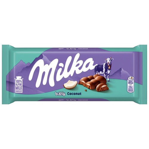 Opakowanie czekolady Milka Bubbly Coconut. Fioletowo-zielona etykieta z białym napisem Milka, wizerunkiem krowy i gór. Grafika przedstawia kawałki czekolady o bąbelkowej strukturze i kawałek kokosa. Produkt zawiera 100% czekolady z mleka alpejskiego.