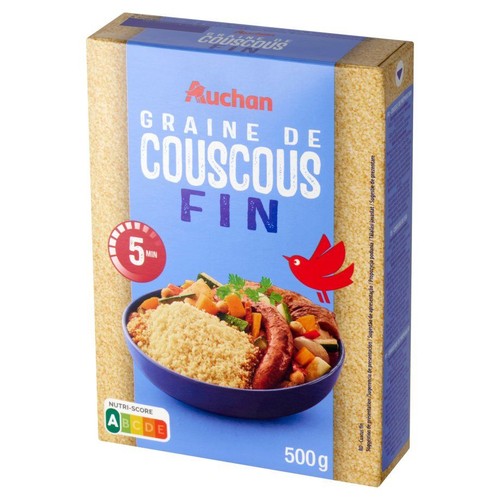 Auchan Drobny Kuskus, 500g. Opakowanie z grafiką miski kuskusu z warzywami i kiełbasą. Czas przygotowania: 5 minut.