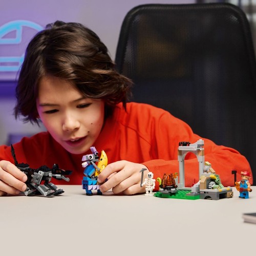 Fortnite® Skórek i Iskra oraz obóz 77075 LEGO 1 sztuka