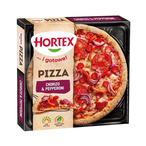 Hortex Pizza Chorizo & Pepperoni. Na opakowaniu zdjęcie gotowej pizzy z serem, chorizo, pepperoni i krążkami czerwonej cebuli.