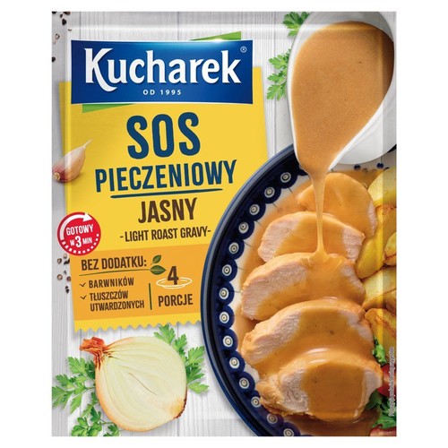 Sos pieczeniowy Kucharek Jasny. Na opakowaniu czosnek, cebula, natka pietruszki. Obok sos polewany na pokrojone mięso i ziemniaki.