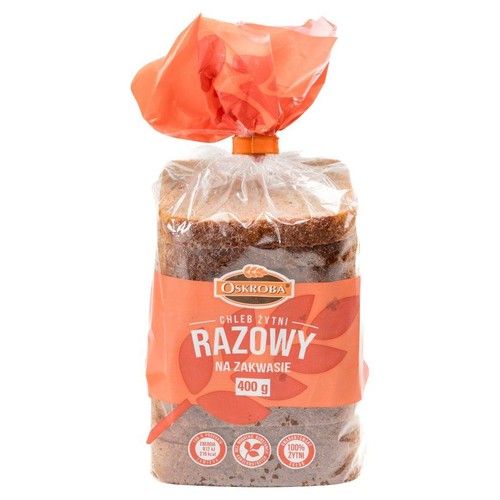 Bochenek krojonego chleba żytniego razowego Oskroba, 400 g. Zapakowany w przezroczystą folię, zawiązaną pomarańczową tasiemką. Na pomarańczowej etykiecie widnieje nazwa "Chleb żytni razowy na zakwasie".