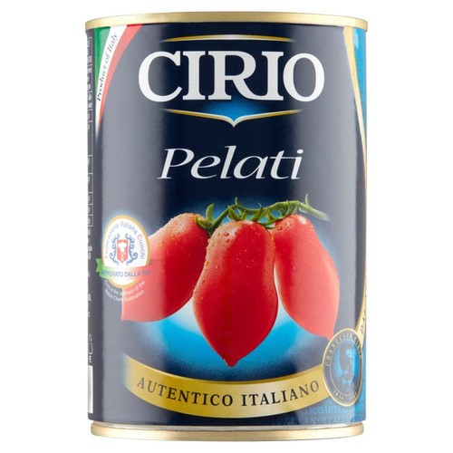 Produkt Cirio Pelati w puszce. Etykieta w kolorze granatowym ze złotymi akcentami. Centralnie umieszczona grafika trzech czerwonych pomidorów. Widoczne logo "Associazione Italiana Cuochi" (Włoskie Stowarzyszenie Kucharzy).