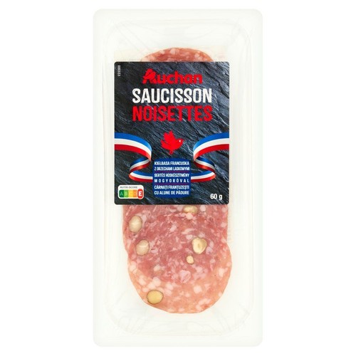Plasterki kiełbasy Auchan Saucisson Noisettes z orzechami laskowymi, 60g, na tacy.