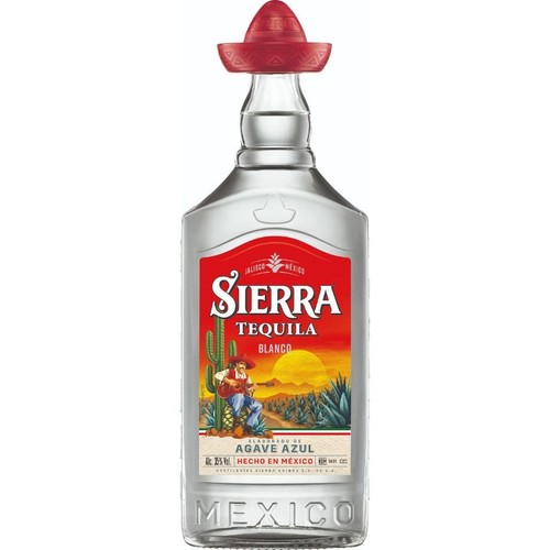 Butelka tequili Sierra Blanco z czerwoną nakrętką w kształcie sombrero. Na etykiecie pustynny krajobraz z agawą i kaktusami.