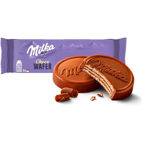 Fioletowe opakowanie Milka Choco Wafer z napisem "5x". Obok dwa wafle, jeden przekrojony, z widocznymi warstwami.
