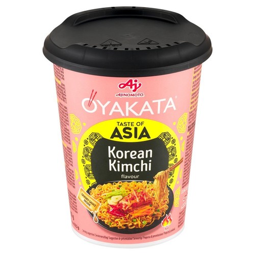 Kubek makaronu OYAKATA Korean Kimchi, 63g. Różowe opakowanie z czarną pokrywką i ilustracją pikantnego dania.