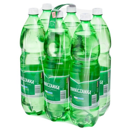Zgrzewka sześciu zielonych, plastikowych butelek naturalnej wody mineralnej Piwniczanka, każda o pojemności 1.5 litra. Butelki są owinięte przezroczystą folią i mają białe zakrętki. Na etykiecie widnieje nazwa "Piwniczanka".
