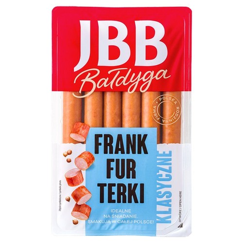 JBB Bałdyga Frankfuterki Klasyczne w szczelnym opakowaniu. Na czerwono-niebieskiej etykiecie widnieje nazwa produktu i informacja "Polska firma rodzinna". Grafika przedstawia pokrojone parówki. Produkt idealny na śniadanie.
