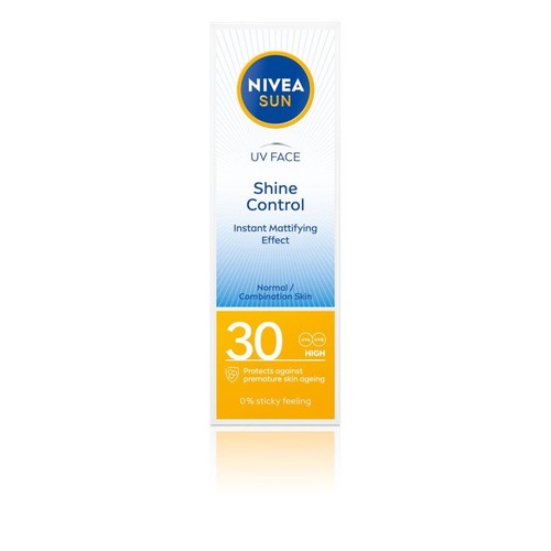 Biało-niebieskie pudełko NIVEA SUN UV FACE Shine Control z filtrem SPF 30. 
