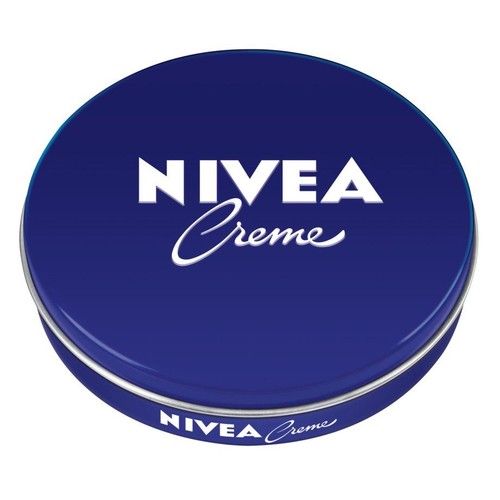 Okrągła, metalowa puszka kremu NIVEA Creme w charakterystycznym ciemnoniebieskim kolorze. Na wieczku widnieje duże, białe logo "NIVEA Creme". Na boku puszki znajduje się mniejsze logo.