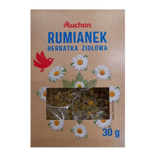 Opakowanie herbatki ziołowej Auchan Rumianek, 30 g. Brązowa torebka z okienkiem, przez które widać suszone kwiaty rumianku.