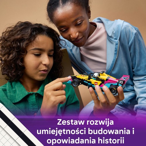 Dziecko z kręconymi włosami i dorosły z uśmiechem oglądają złożony model samochodu wyścigowego LEGO. Samochód jest żółto-czarno-różowo-niebieski, a dziecko wskazuje na niego palcem, angażując się w zabawę.