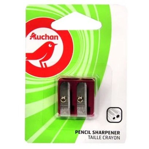 Temperówka Auchan w blistrze. Ciemnoczerwona temperówka z dwoma otworami i metalowymi ostrzami.