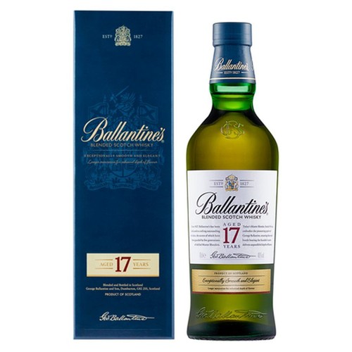 Whisky Ballantine's Blended Scotch, leżakowana 17 lat, w butelce z zielonego szkła. Obok stoi granatowe opakowanie z nazwą marki i informacją o wieku. Opisana jako "wyjątkowo gładka i elegancka".