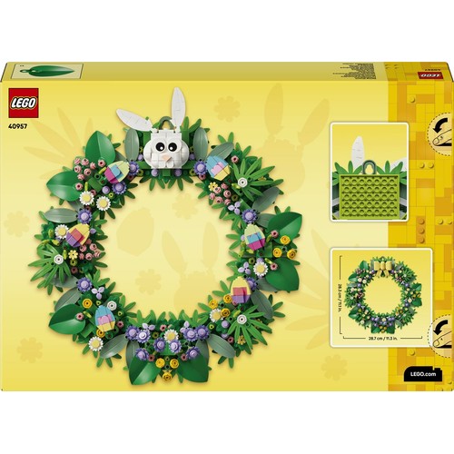 Wieniec wielkanocny LEGO 40957, złożony z zielonych liści, fioletowych, białych i żółtych kwiatów, oraz kolorowych jajek. Na górze wieńca znajduje się biała głowa króliczka z uszami. Wieniec ma średnicę 28.7 cm i wysokość 28.3 cm.
