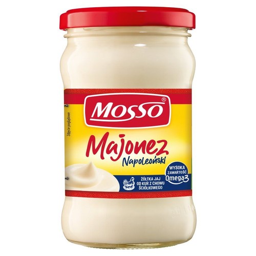 Słoik majonezu Mosso Napoleoński z czerwoną zakrętką. Etykieta informuje o wysokiej zawartości Omega-3 i żółtkach od kur z chowu ściółkowego.