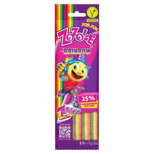 Wegańskie żelki ZOO-LE Rainbow w podłużnym, fioletowym opakowaniu z tęczowym paskiem. Na froncie uśmiechnięta postać wrotkarza. Produkt zawiera 25% soku owocowego. Widoczne są kolorowe, warstwowe żelki. Waga netto 75g.