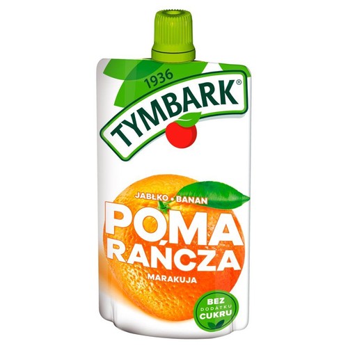 Biała saszetka Tymbark z zieloną zakrętką. Etykieta z dużą pomarańczą i napisami: "Pomarańcza Jabłko Banan Marakuja", "Bez dodatku cukru".