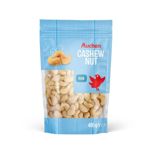 Surowe orzechy nerkowca Auchan w przezroczystej torebce. Na opakowaniu logo Auchan i czerwony ptak. 400 g.