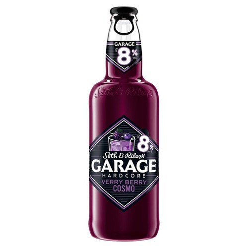 Ciemnofioletowa szklana butelka napoju alkoholowego Seth & Riley's Garage Hardcore Verry Berry Cosmo. Na czarnej etykiecie w kształcie rombu widnieje grafika koktajlu z jagodami i lodem oraz informacja o 8% alkoholu.