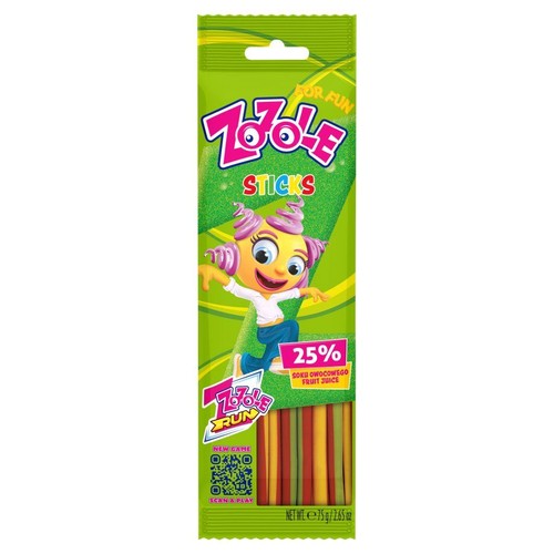 Produkt Zozole Sticks w zielonym opakowaniu 75g. Na etykiecie znajduje się rysunkowa postać, a także informacja o 25% soku owocowego. Widoczne są czerwone, żółte i zielone pałeczki. Opakowanie zawiera też hasła "Nowa gra" i "Ucz się i baw".