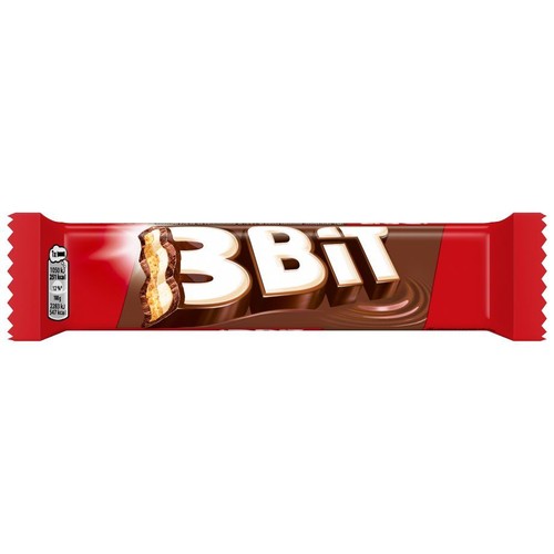 Baton 3BIT w błyszczącym, czerwonym opakowaniu. Na froncie białe logo "3BIT" z brązowym cieniem. Obok logo grafika przedstawiająca przekrój batona z warstwami wafla, kremu i karmelu, oblany czekoladą.