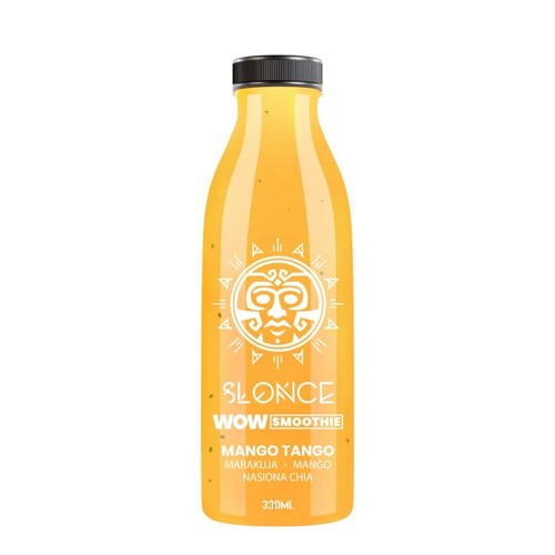 Butelka smoothie SLONCE WOW o smaku Mango Tango, z widocznymi kawałkami owoców i nasionami chia. Etykieta z białym symbolem słońca i napisem "SLONCE WOW SMOOTHIE". Produkt ma pojemność 330 ml.