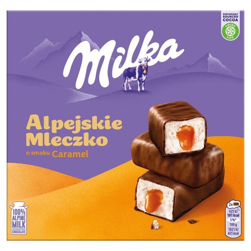 Produkt Milka Alpejskie Mleczko o smaku Karmel. Fioletowo-pomarańczowe opakowanie z logo Milka, krową i górami. Dwie czekoladowe kostki, jedna przekrojona, z białym wnętrzem i złotym karmelowym nadzieniem.