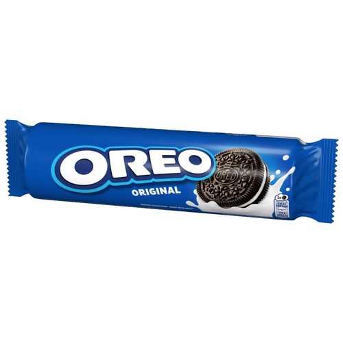 Niebieskie opakowanie ciastek Oreo Original. Na opakowaniu grafika ciastka Oreo zanurzonego w mleku.