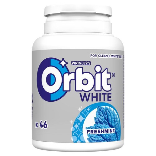 Opakowanie gum do żucia Orbit White Freshmint w białym słoiku z zakrętką. Etykieta w odcieniach szarości i błękitu, z logo Orbit i informacją o 46 drażetkach. Przeznaczone dla czystych i białych zębów. Widoczne liście mięty.