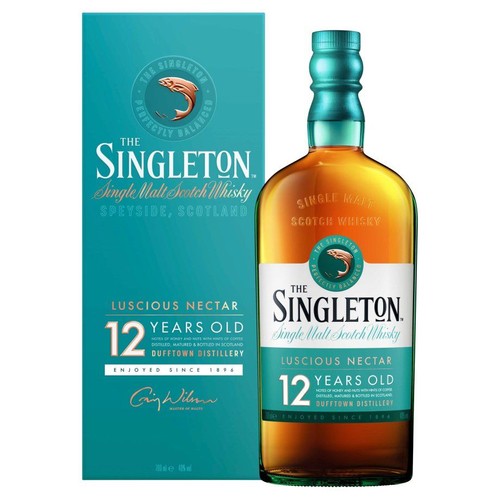 The Singleton Single Malt Scotch Whisky 12-letnia, butelka 700 ml z etykietą "Soczysty Nektar". Obok butelki znajduje się turkusowe opakowanie z nazwą produktu, informacją "Dostępne od 1896" i logo ryby.