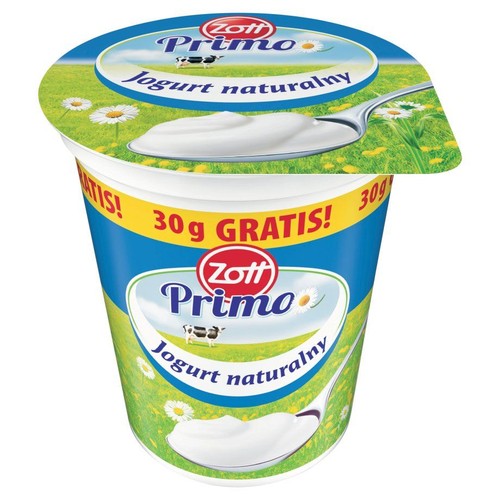 Kubek jogurtu naturalnego Zott Primo z etykietą przedstawiającą łąkę i napis "30g GRATIS!".