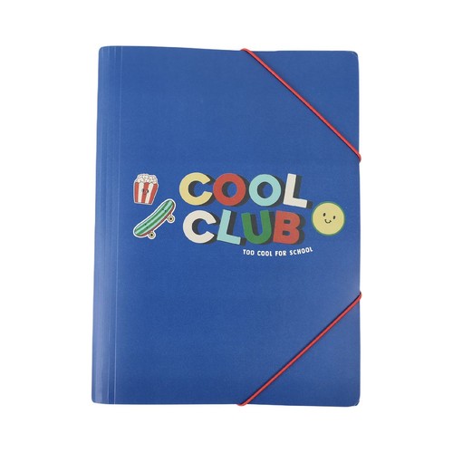 Niebieska teczka z gumką. Na okładce napis "COOL CLUB" i "TOO COOL FOR SCHOOL", obok popcorn, deskorolka z ogórkiem i uśmiechnięta buźka.