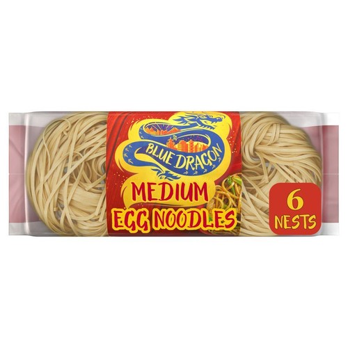 Makaron jajeczny Blue Dragon w opakowaniu, 6 gniazd. Makaron jest jasny, zwinięty. Czerwona etykieta z niebieskim smokiem i nazwą produktu "Medium Egg Noodles". Widoczna grafika gotowego dania z makaronem.